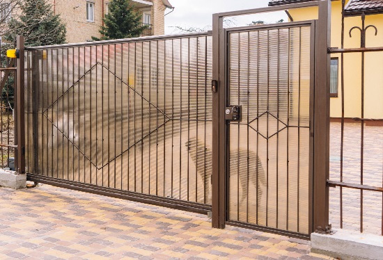 Купить ворота из профлиста с элементами ковки, с металлическими столбами в рамке или под дерево в Сальске от 153285 руб