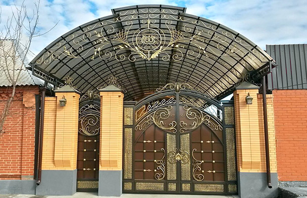 Купить или заказать ворота для дома с навесом - стильные и надежные решения для вашего участка в Сальске от 41541 руб | ВоротМастер-Слс